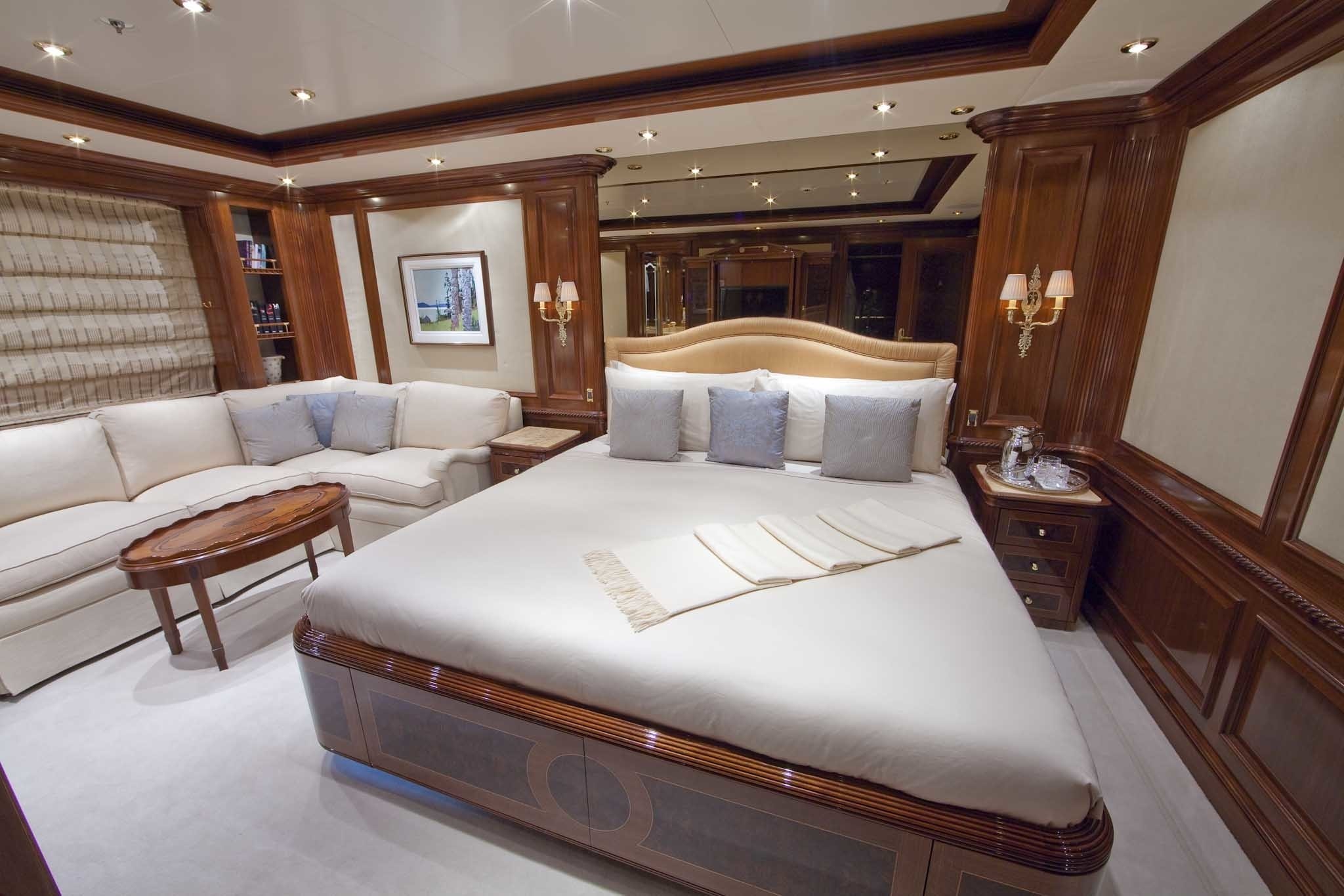 Forward Aspect: Yacht TITANIA's Guest's Cabin Image