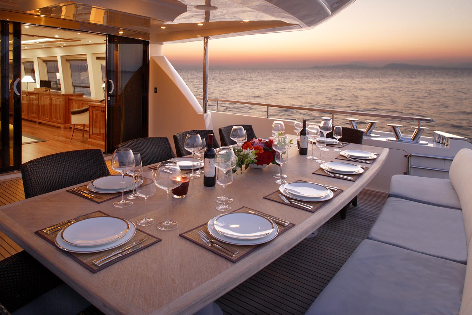 Yacht DRAGON - Alfresco Dining At Dusk