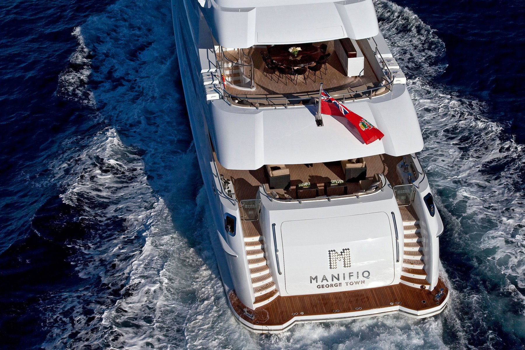 Aft: Yacht MANIFIQ's Cruising Image
