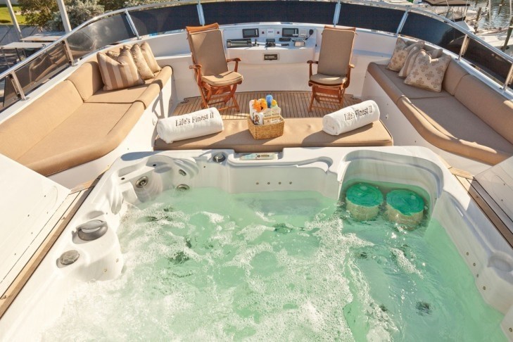 Sun Deck: Yacht SEA DREAMS's Jacuzzi Pool Image