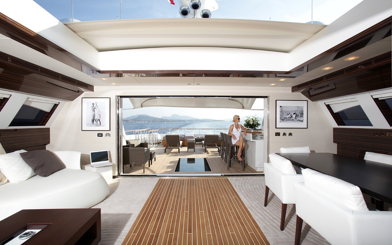 Aspect Outdoor: Yacht TATII's Sky-lounge Photograph