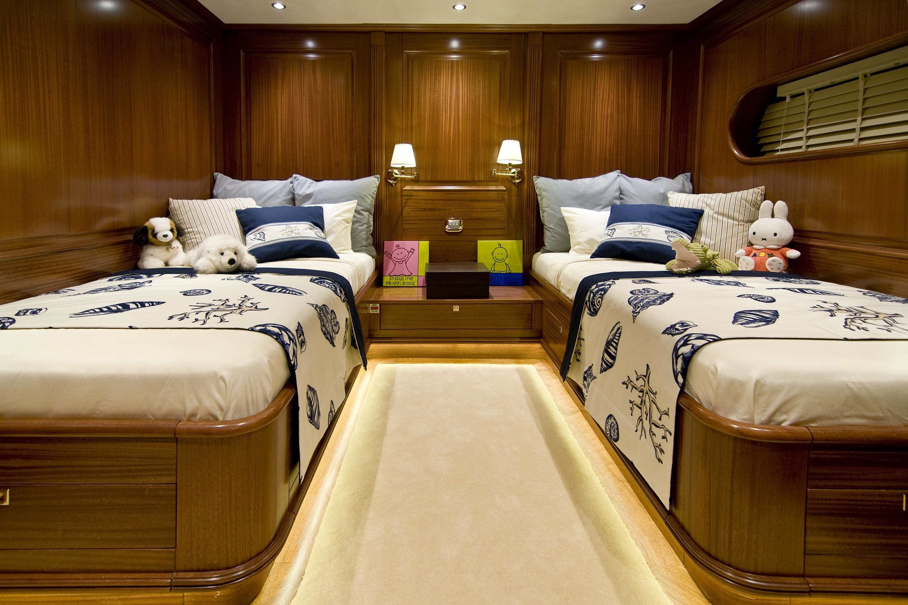 Profile: Yacht CLEAR EYES's Twin Bed Cabin Captured
