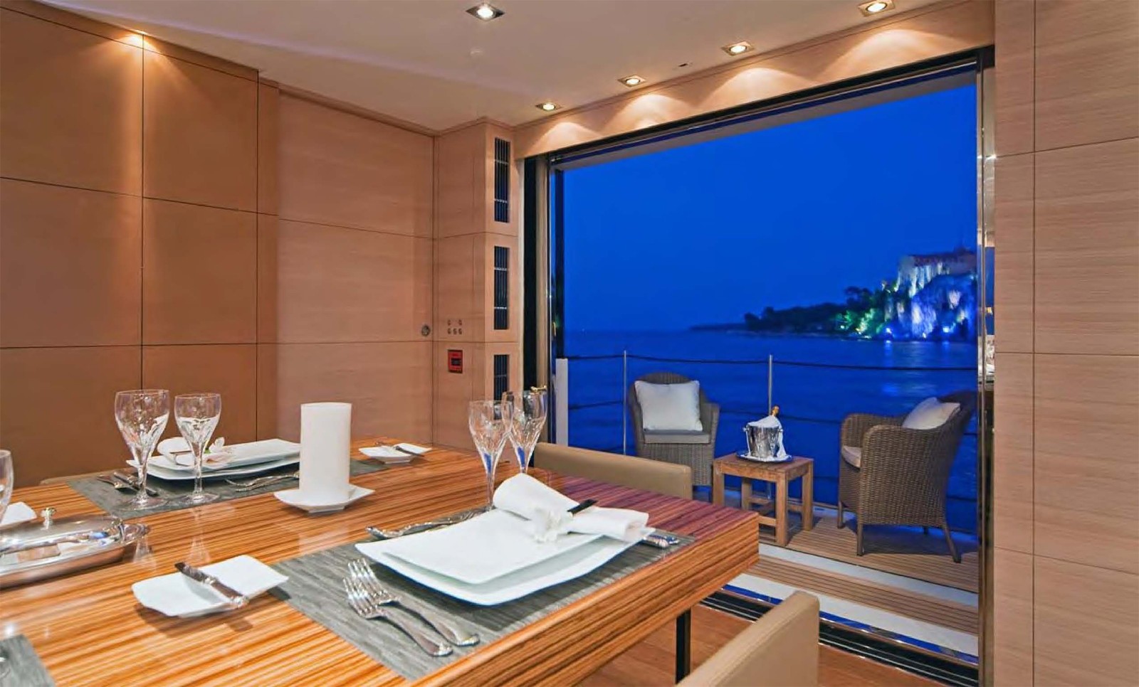 Extendable Premier Deck Balcony On Yacht FAN TOO