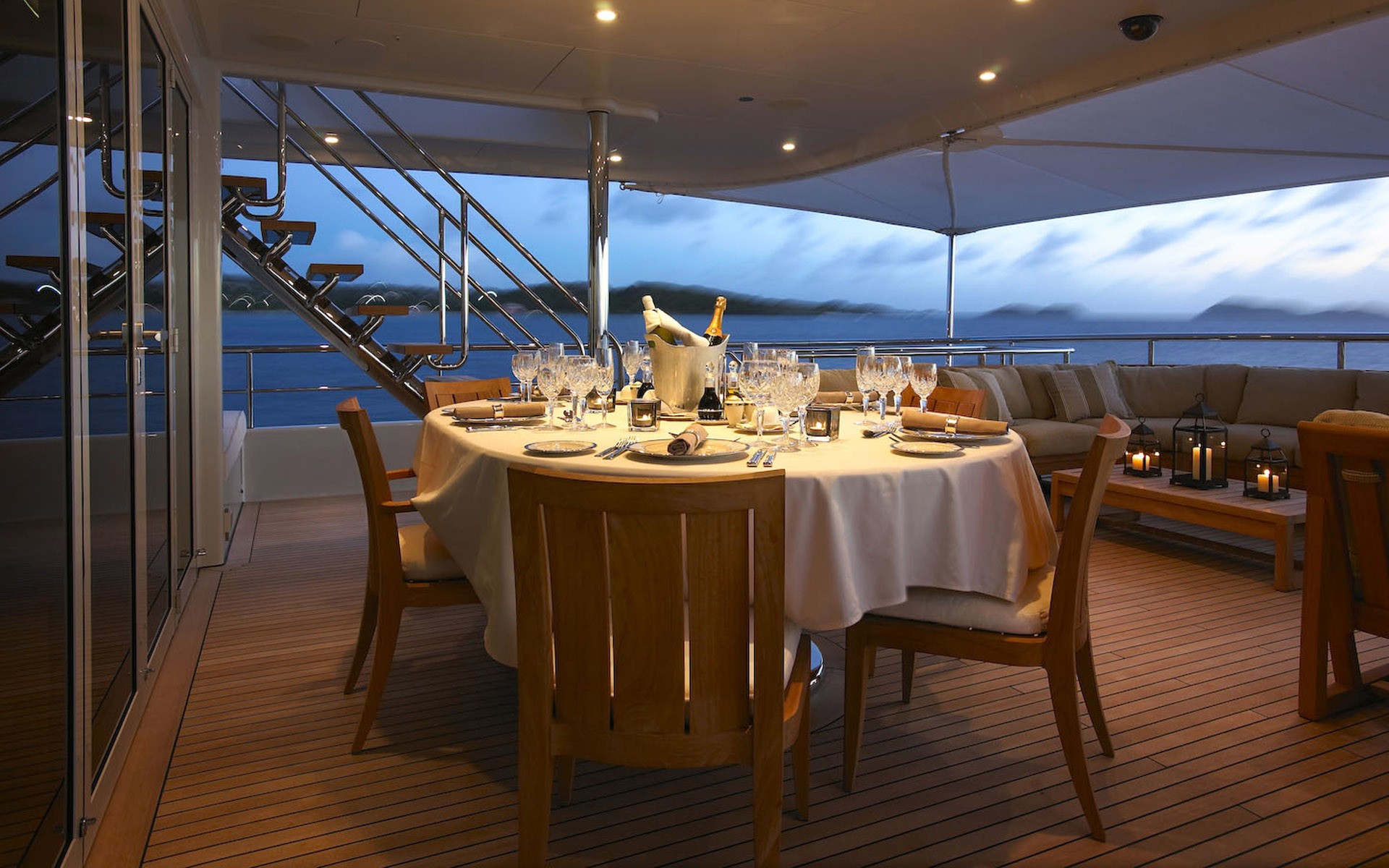 Bridgedeck Deck Eating/dining Aboard Yacht HARLE