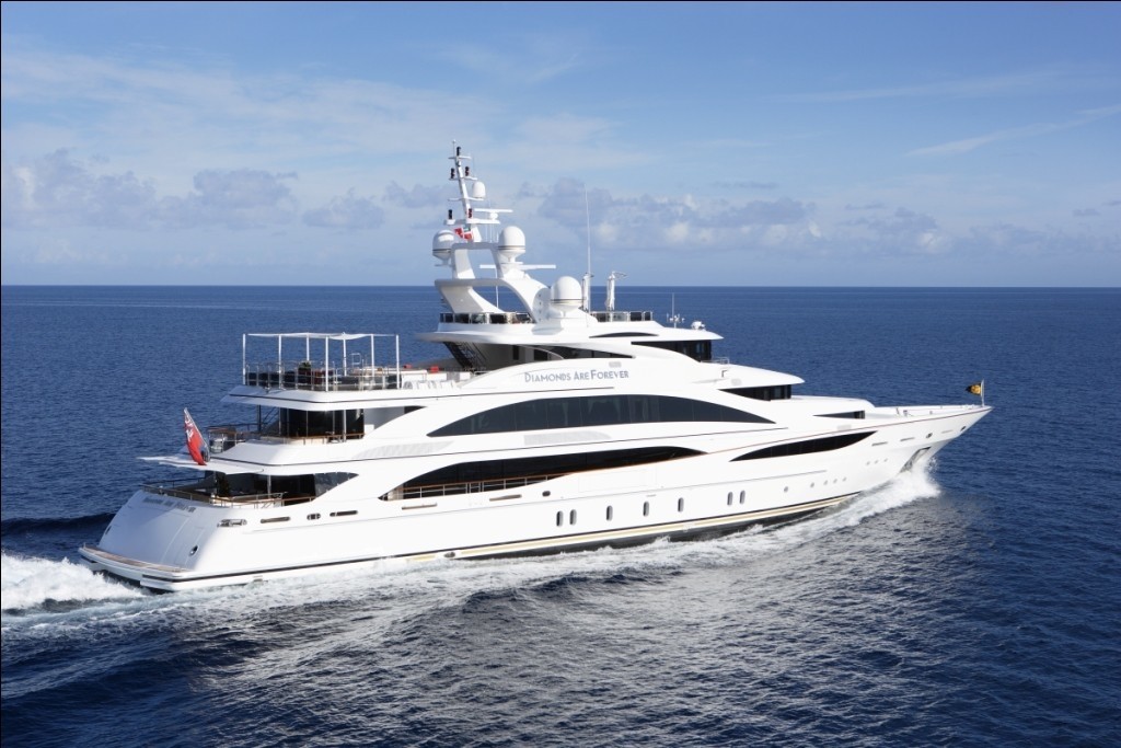 Aft Aspect: Yacht DIAMONDS ARE FOREVER's Cruising Photograph