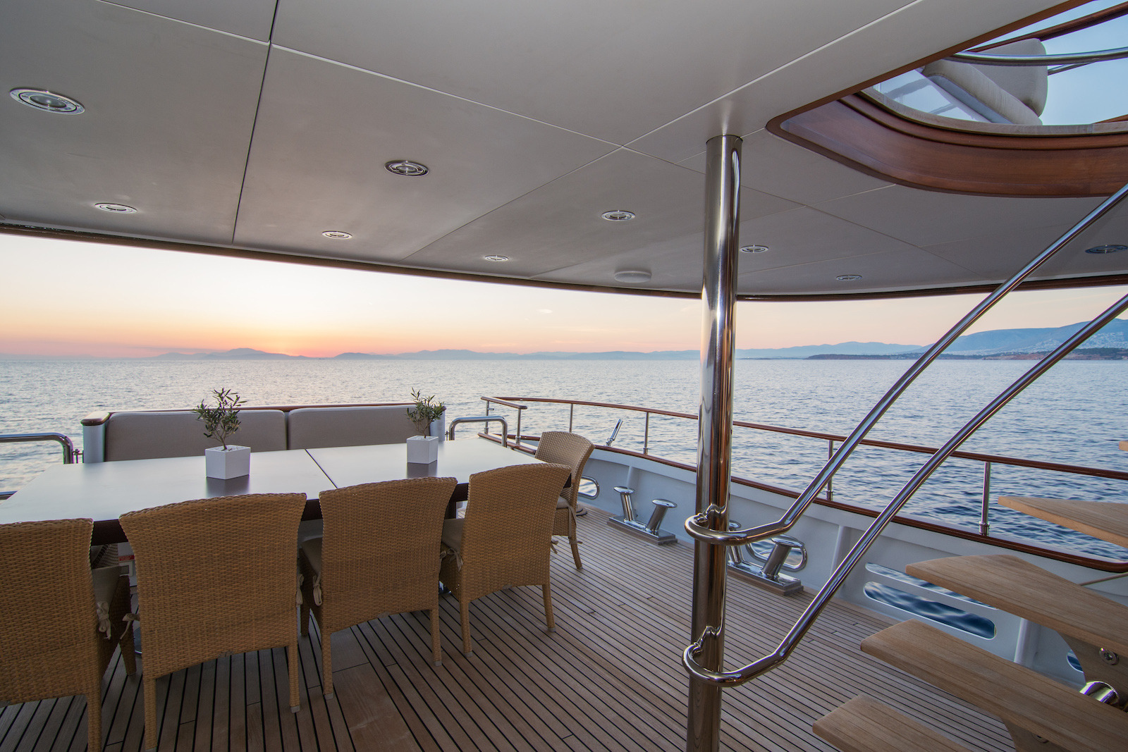Aft Deck And Alfresco Dining Table
