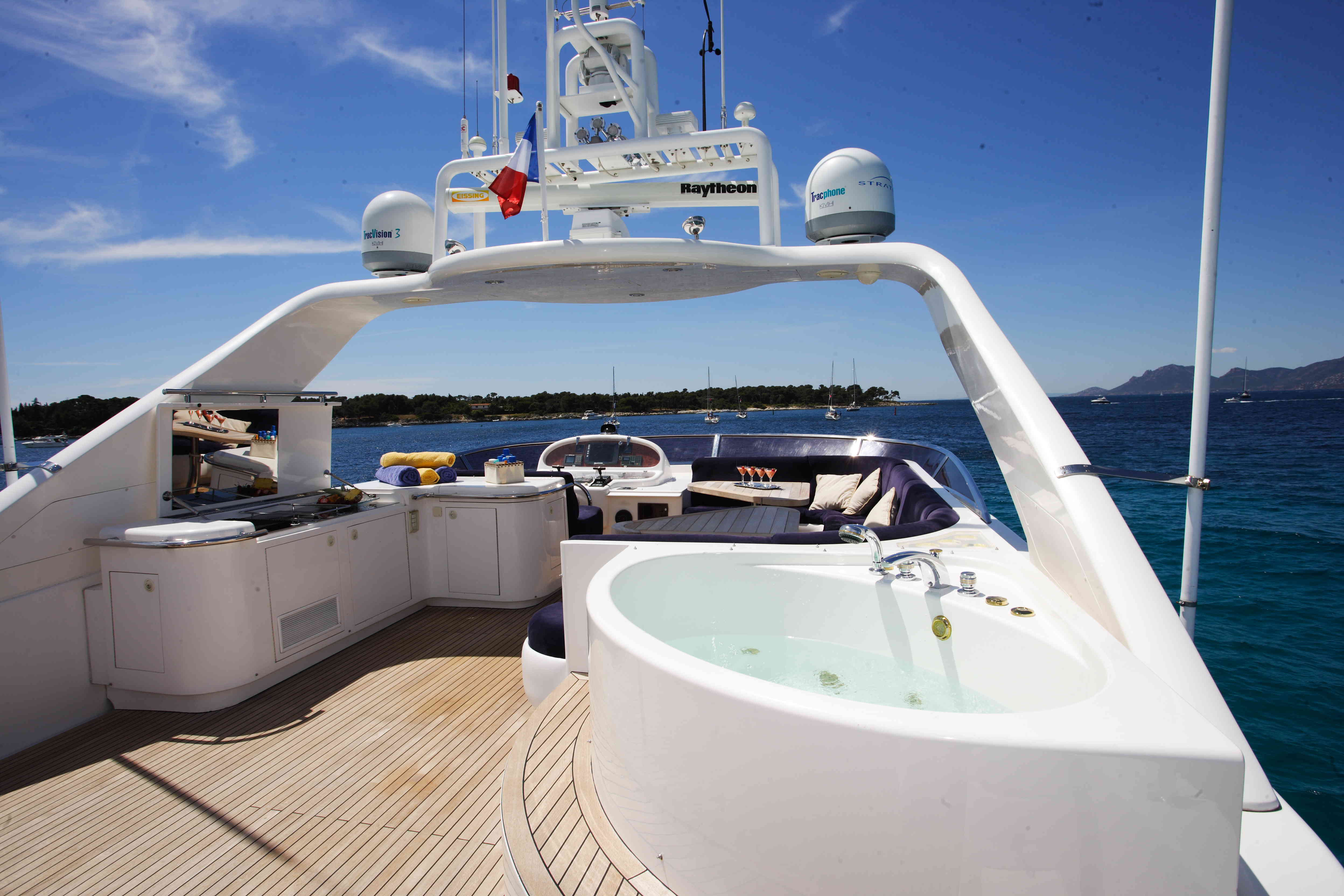 Sundeck with jacuzzi