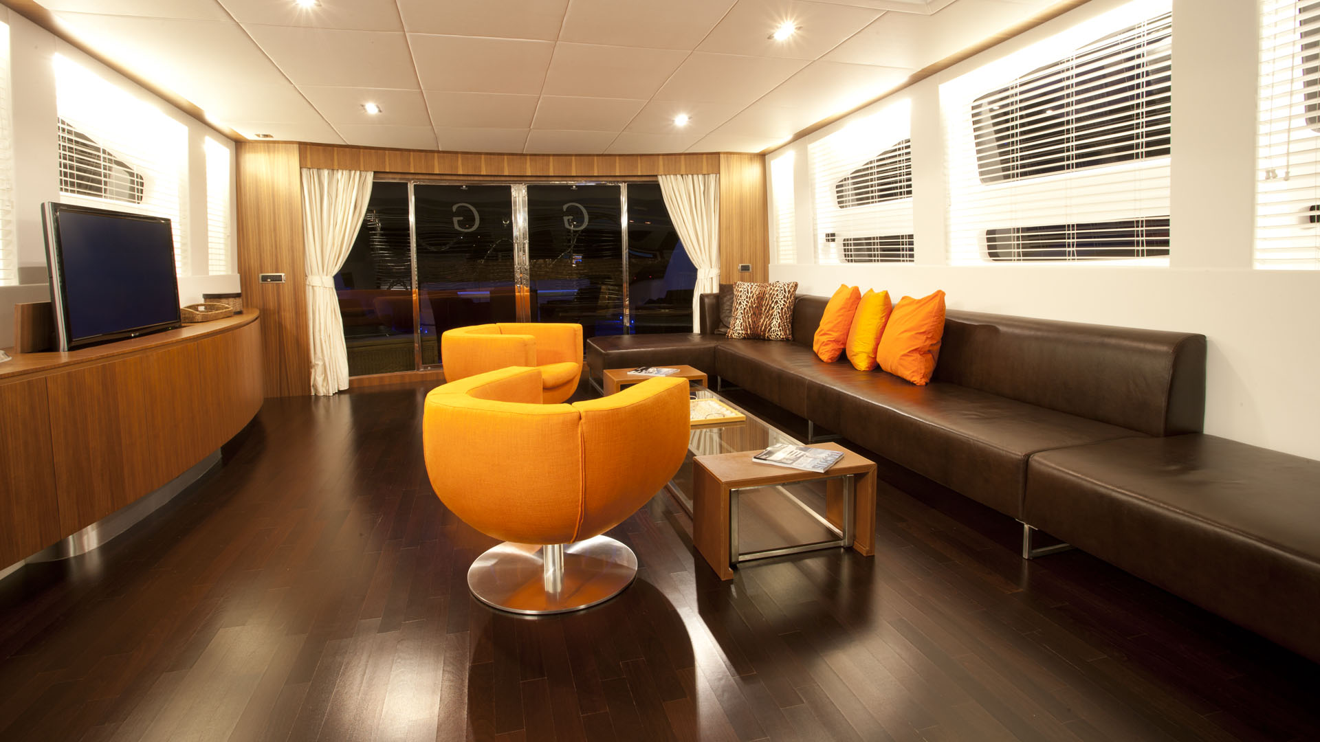 Salon in wood and orange tones