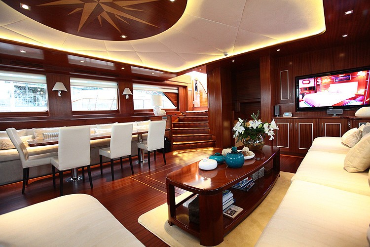 Premier Saloon Aboard Yacht CARPE DIEM IV