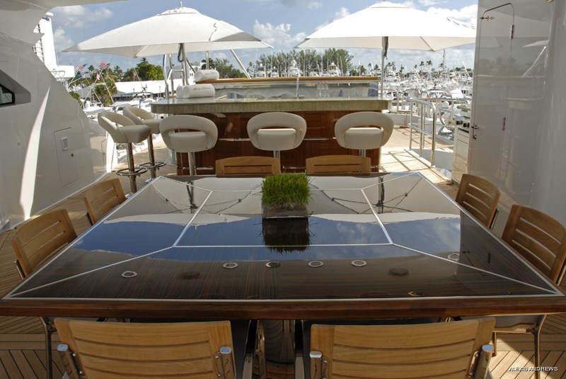 Sun Deck Eating/dining With Wet Drinks Bar 