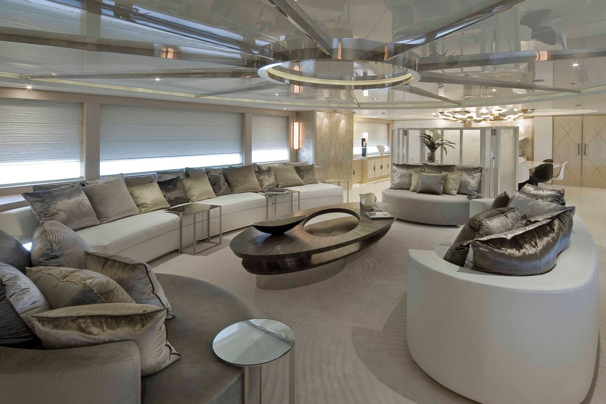 Fore: Yacht LIGHT HOLIC's Premier Saloon Captured