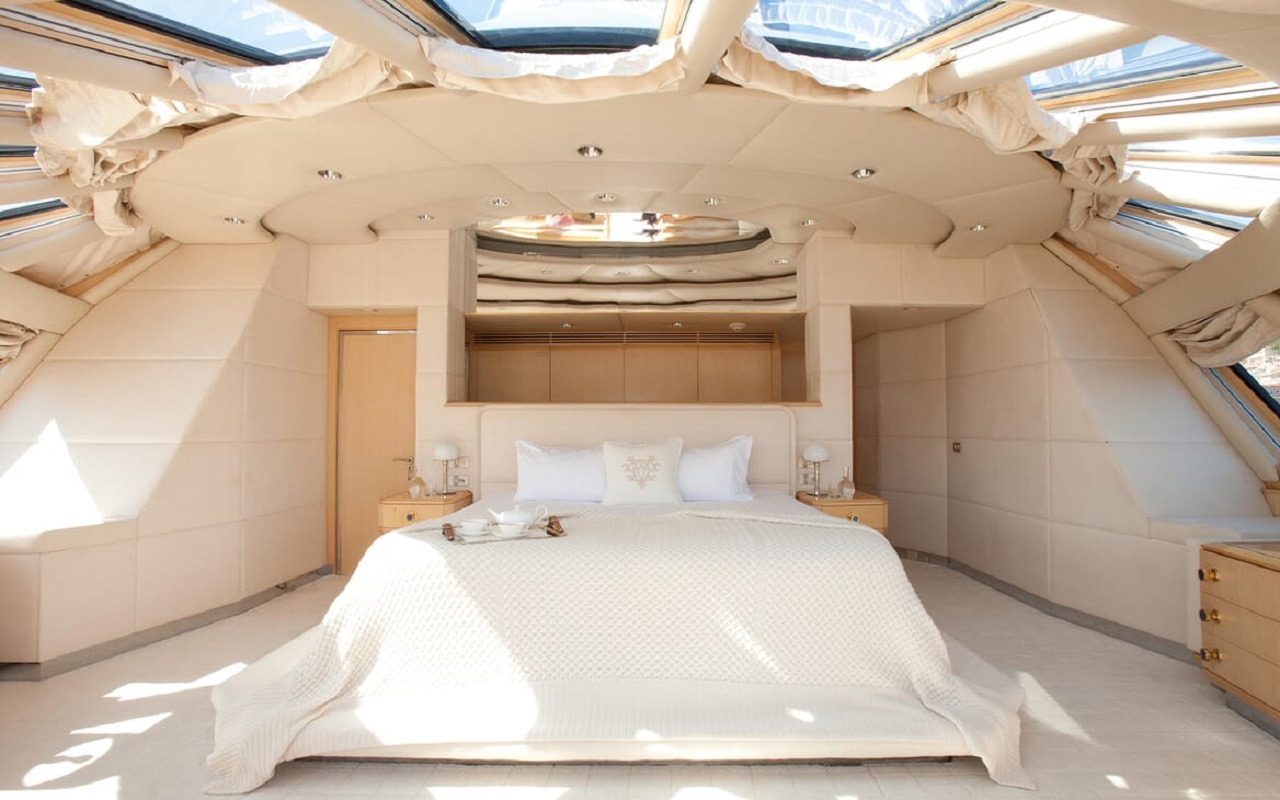  Master suite with 16 windows