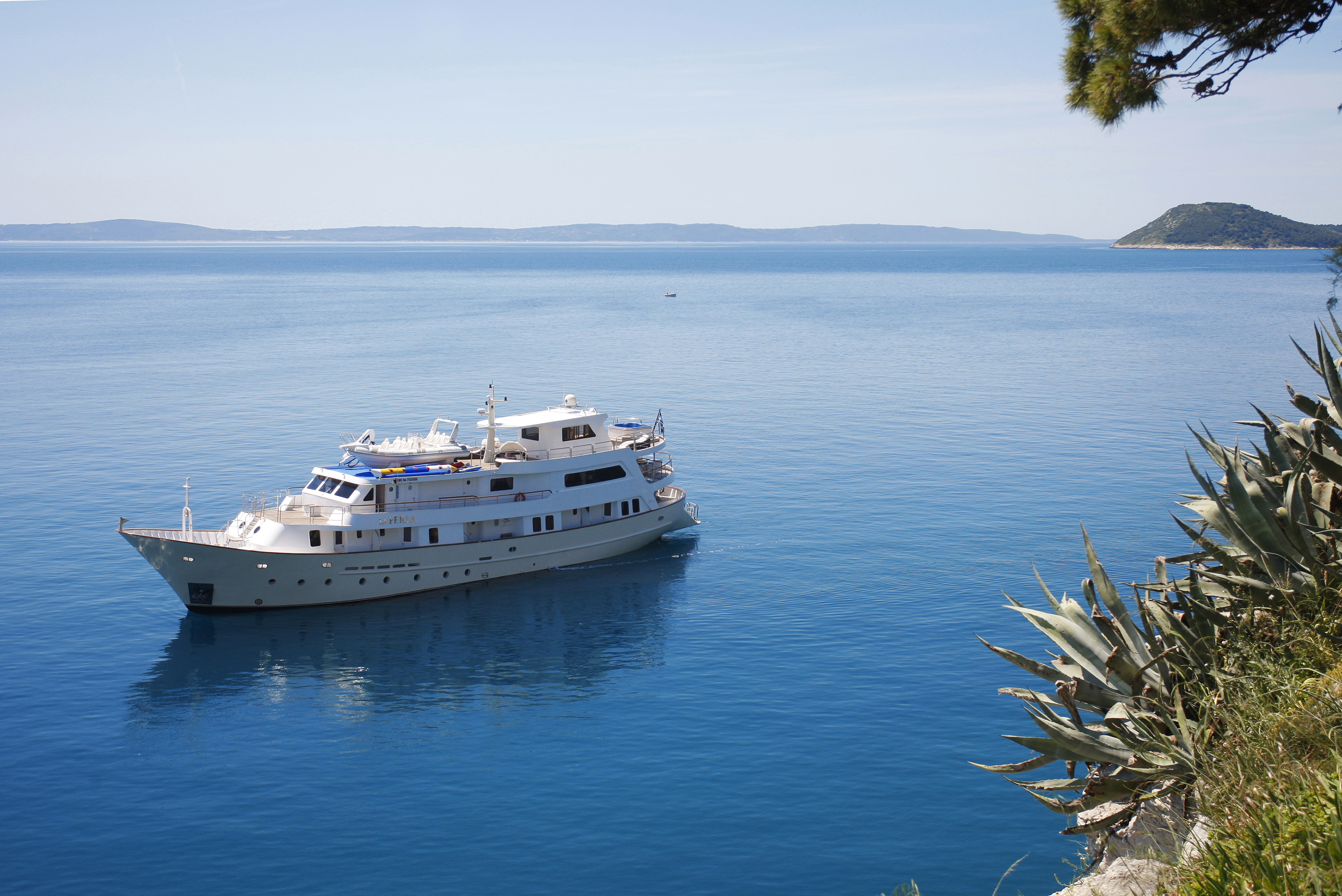 Charter Luxury Supueryacht La Perla In The Mediterranean