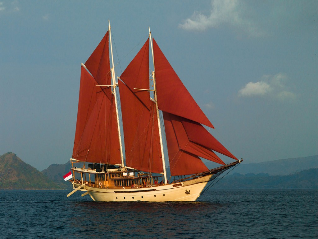 SI DATU BUA Sailing In Indonesia