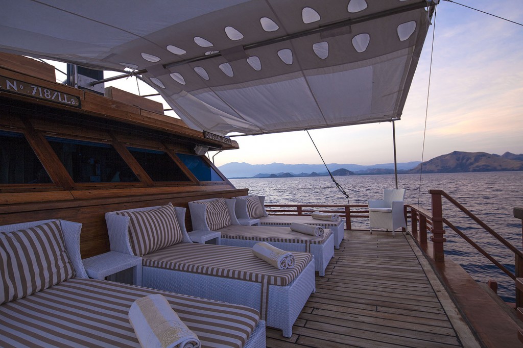 Samata Luxury Indonesian Phinisi Charter Yacht Sunpads