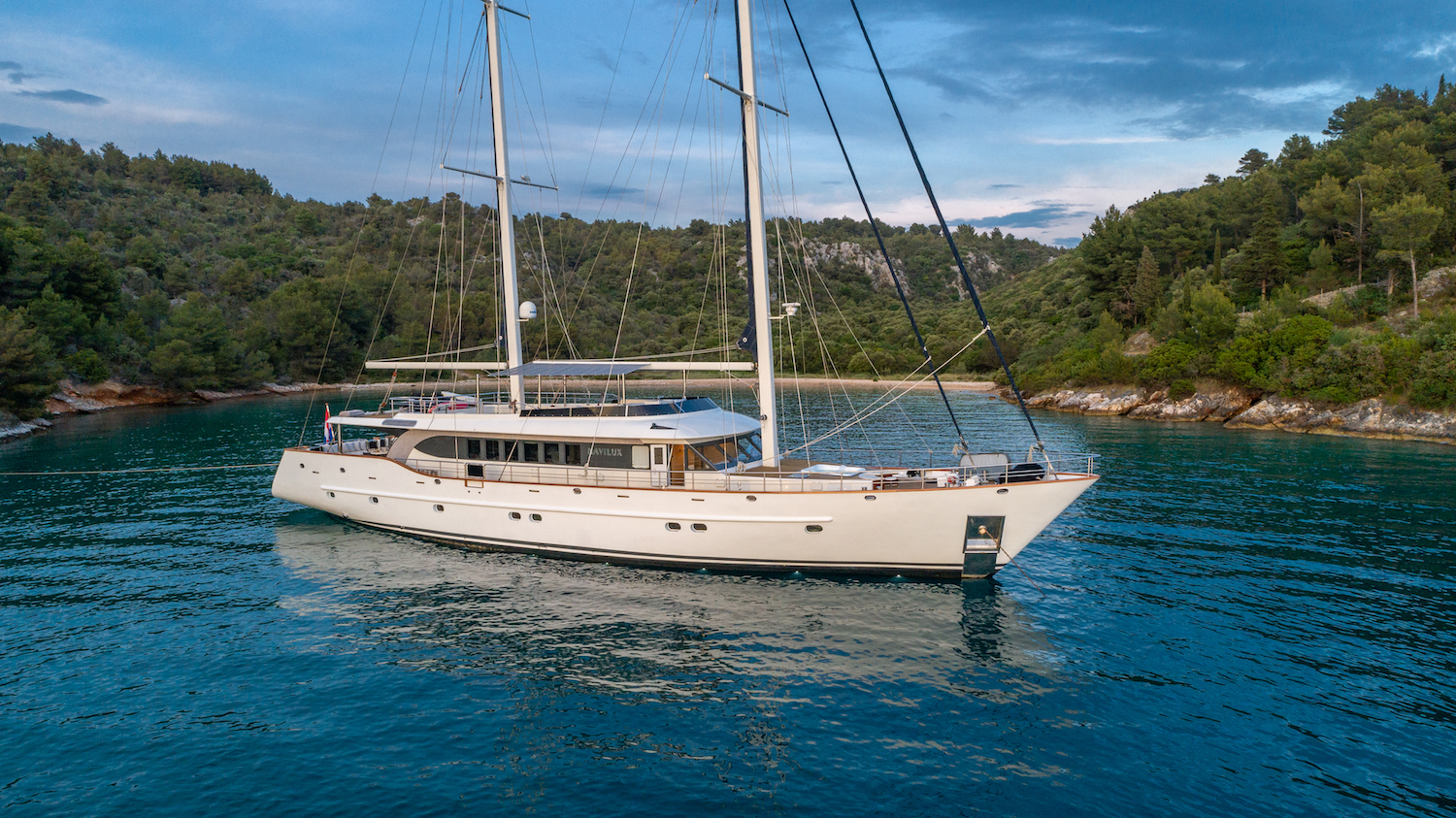 Luxury Sailing Yacht NAVILUX