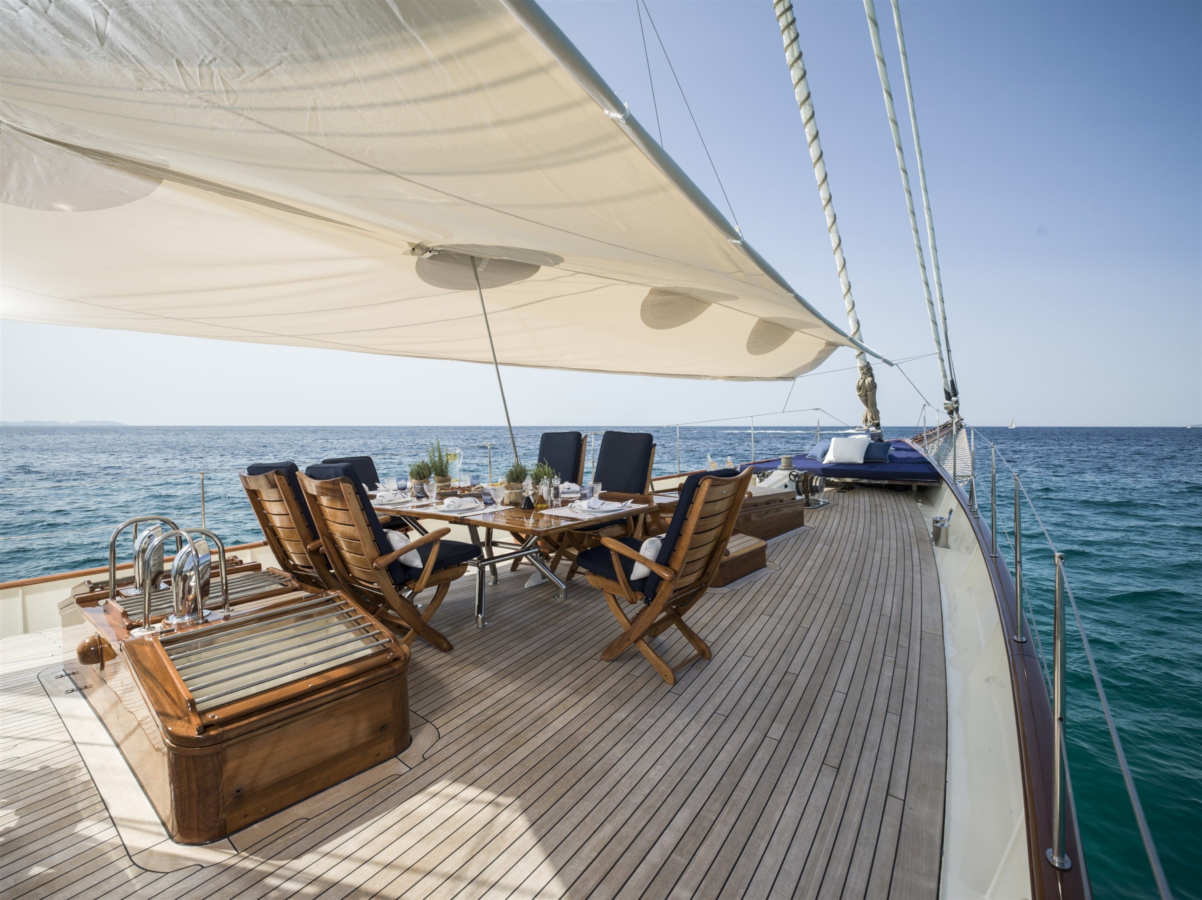 ALEXA OF LONDON Foredeck Dining 