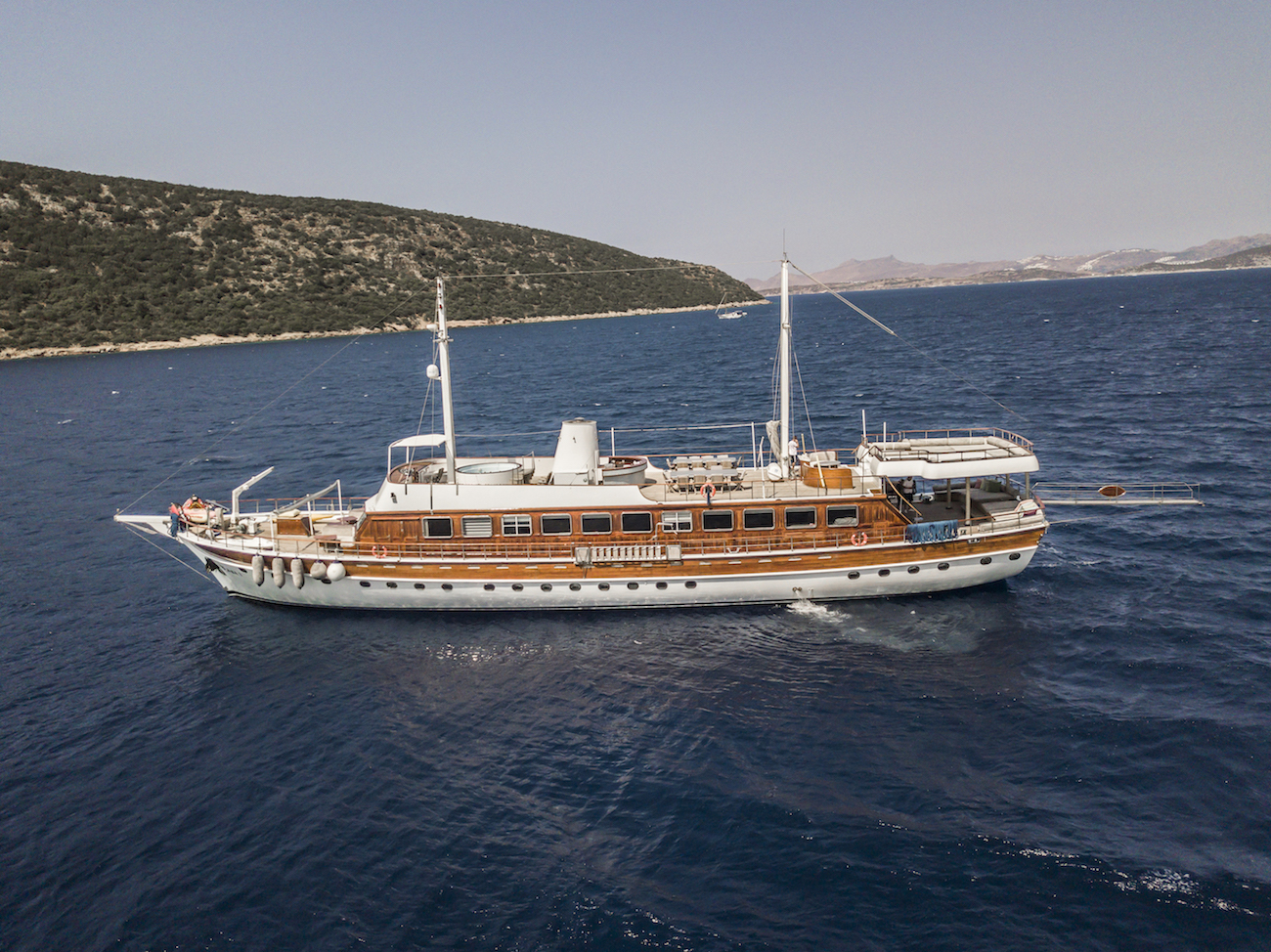 ELARA 1 - Exterior Profile Of The Yacht