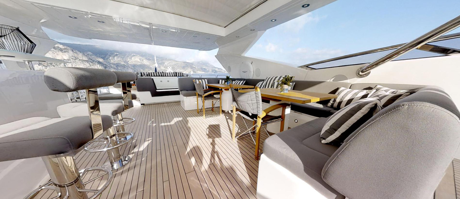 Flybridge Seating And Bar