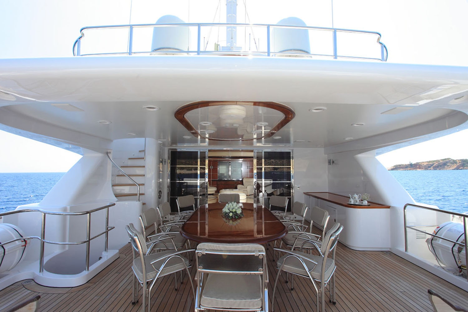 Yacht magenta Aft Deck  