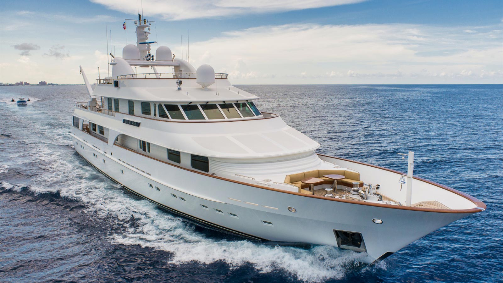 hakvoort yacht charter