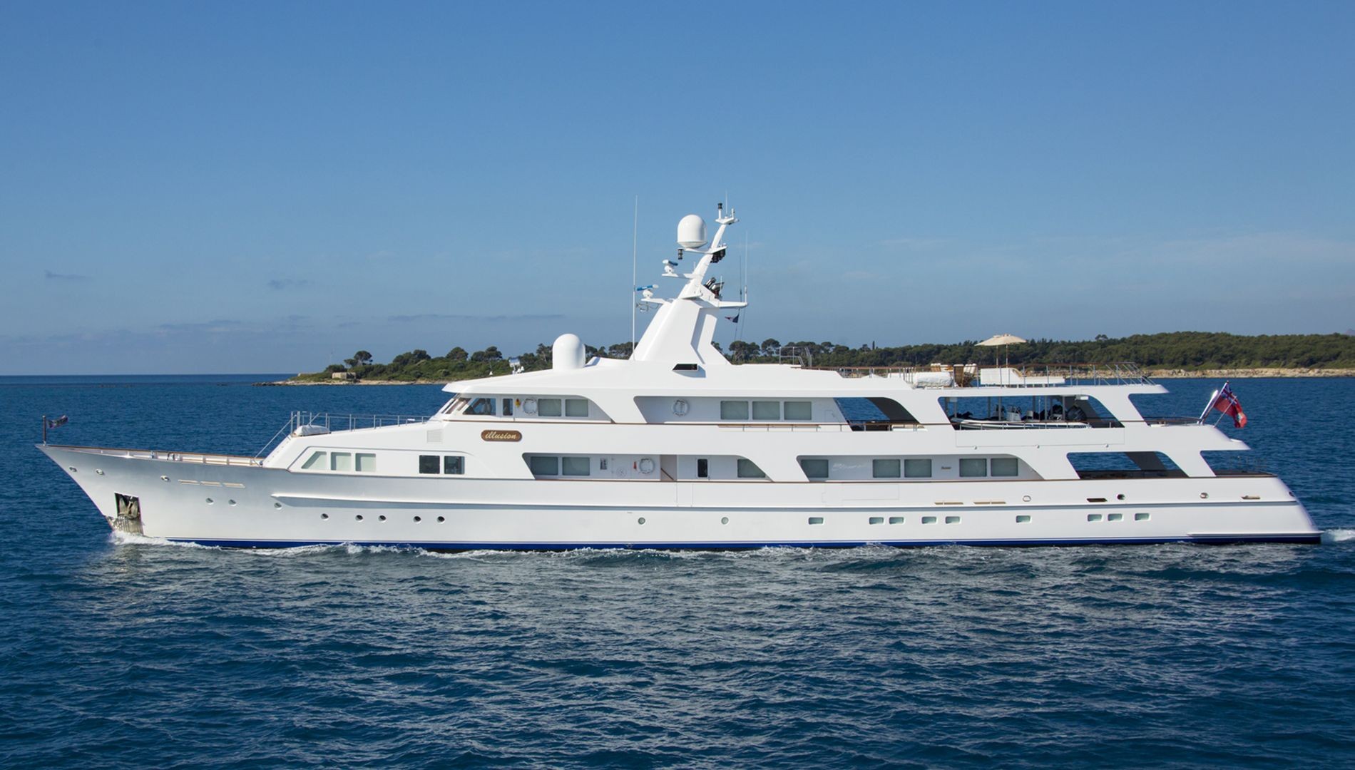 Yacht ILLUSSION By Feadship - Underway
