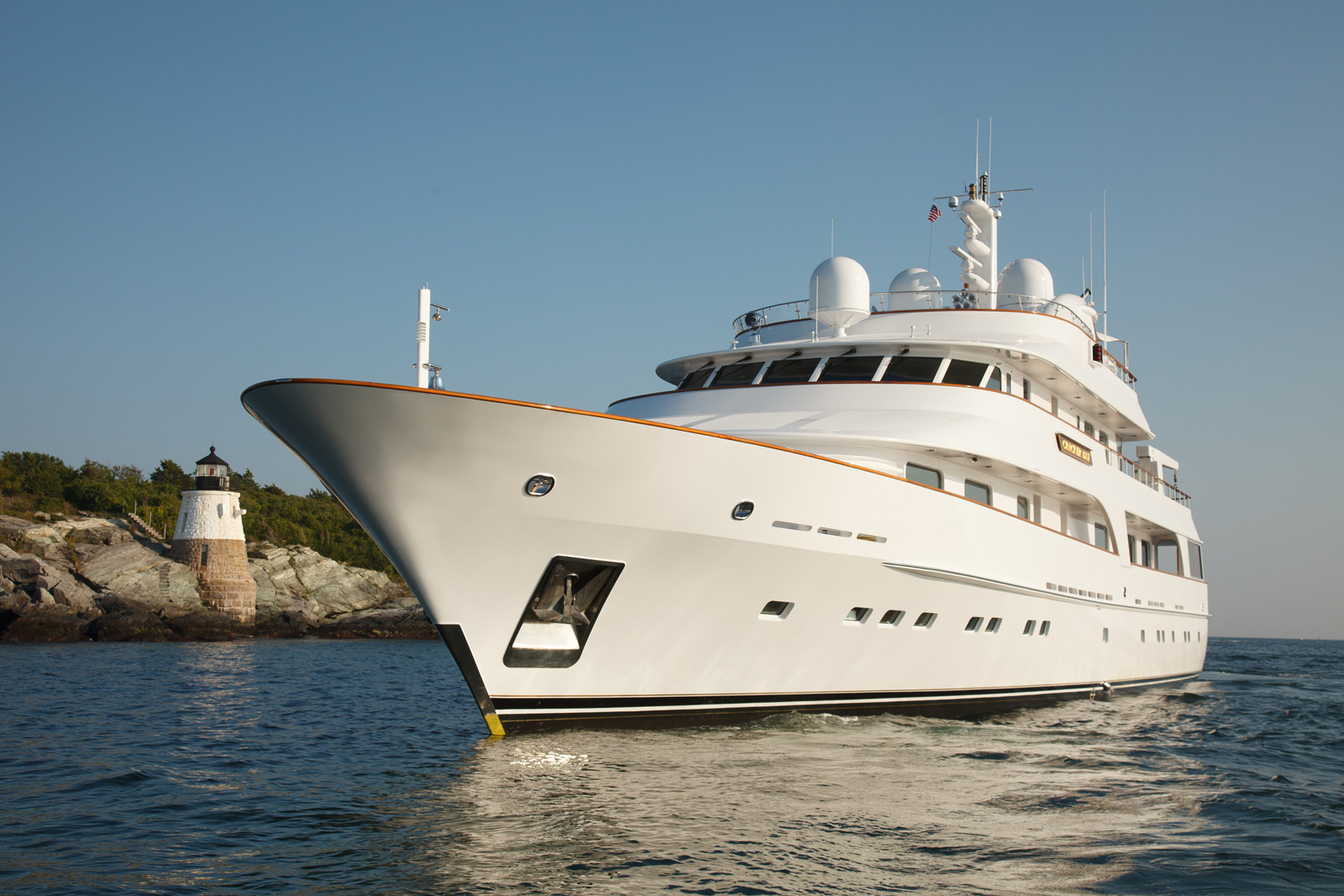 hakvoort yacht charter