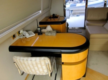 ANDIAMO 76 Lazzara -  Skylounge Desk