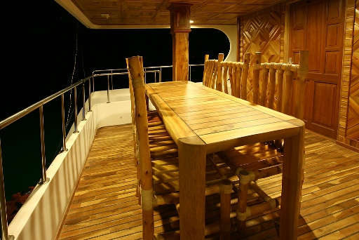 AREVARA - Lower deck al fresco dining