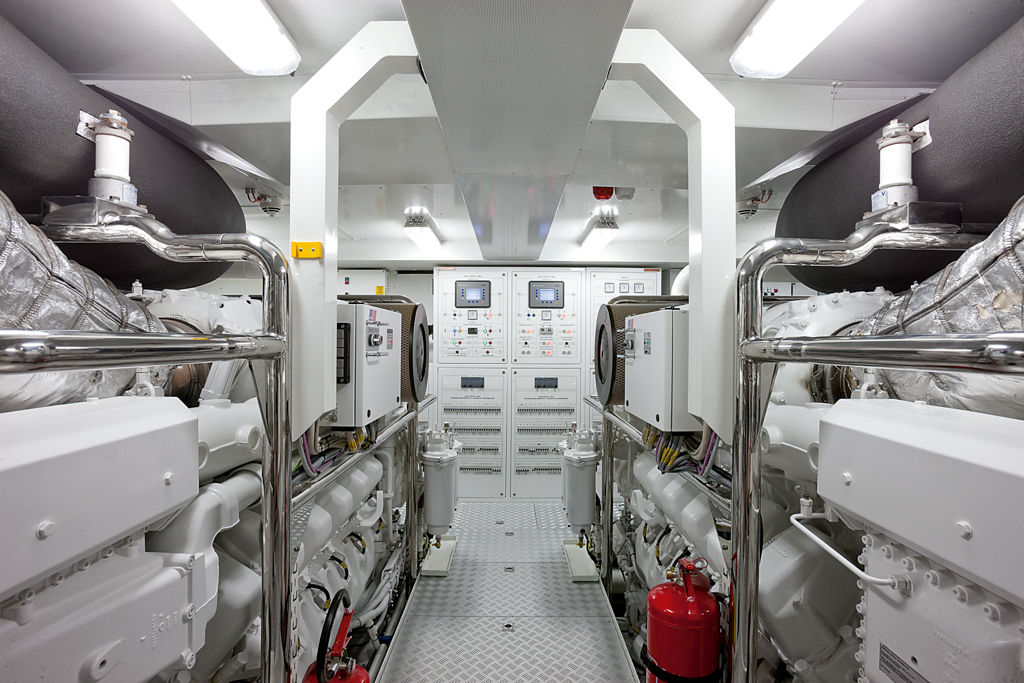 Benetti Motor Yacht Veloce 140 - Engine room