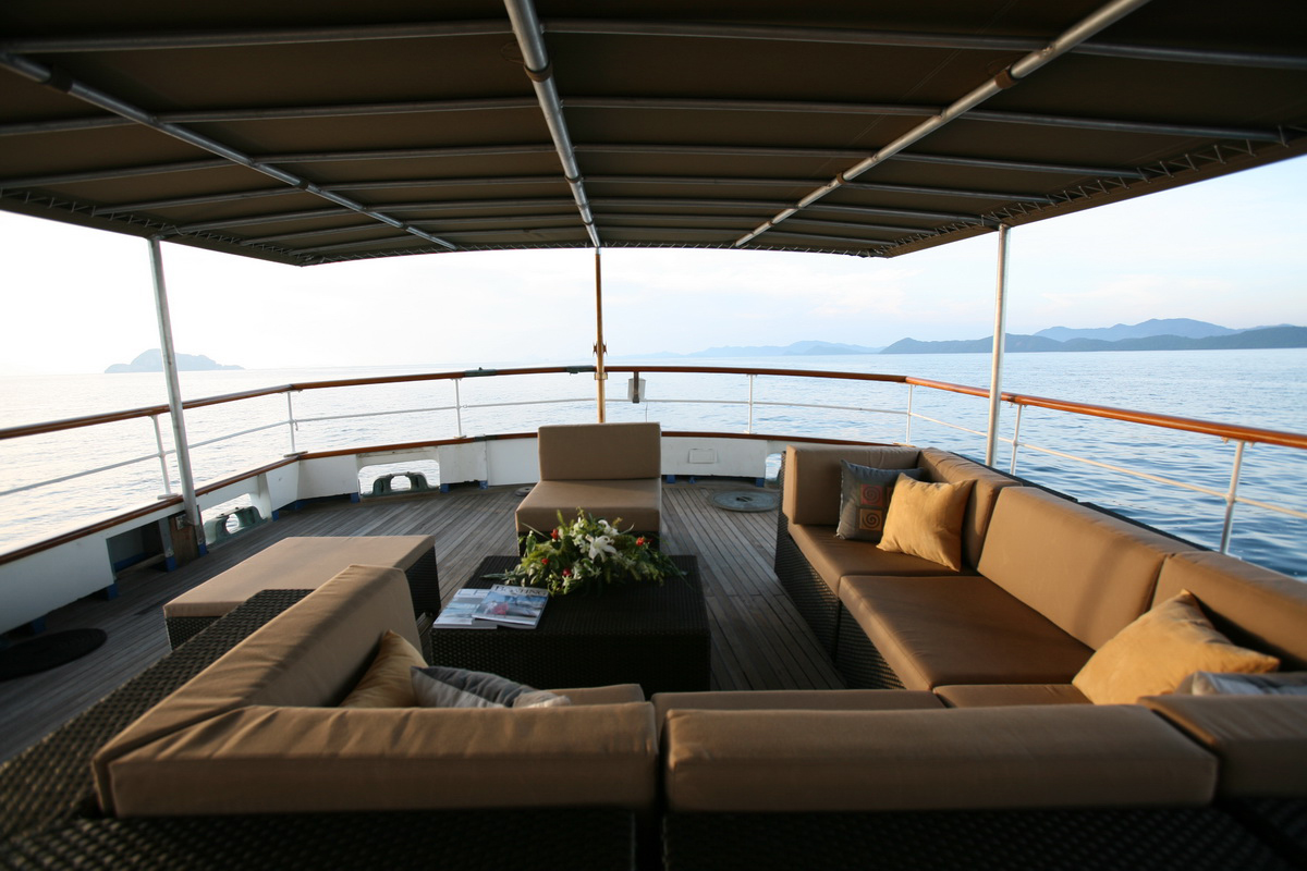 Calisto - Seating on the Aft Sundeck