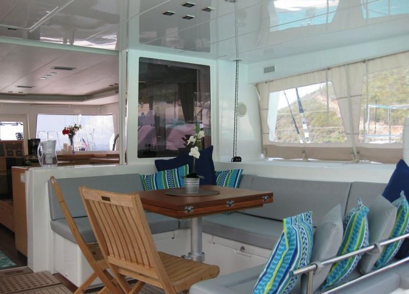 Catamaran BLUE MOON -  Aft Deck Dining