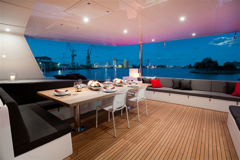 Catamaran LEVANT - Aft Deck Dining