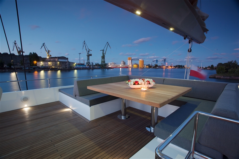 Catamaran LEVANT - Flybridge Dining