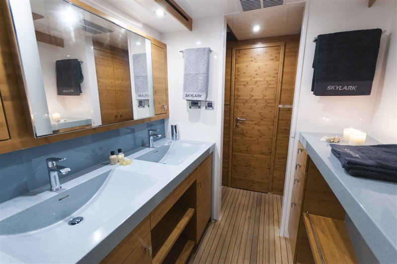 Catamaran SKYLARK -  Bathroom