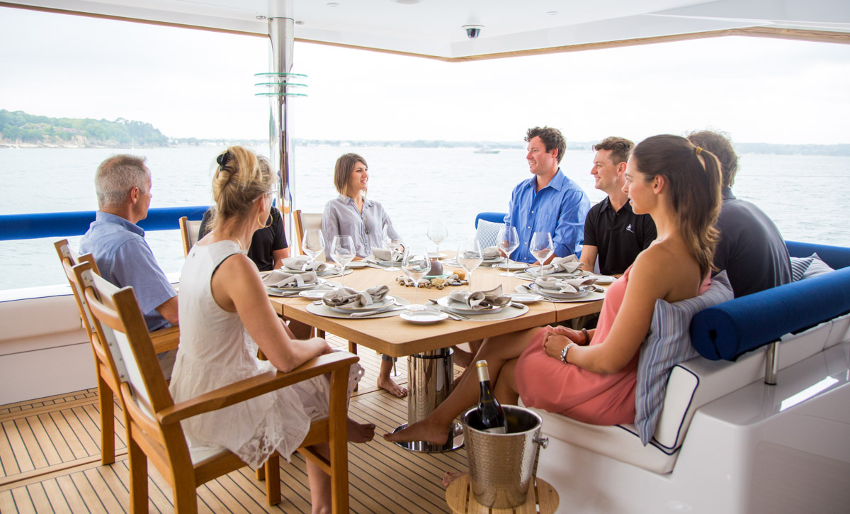 Catamaran WINDQUEST - Aft Deck Dining