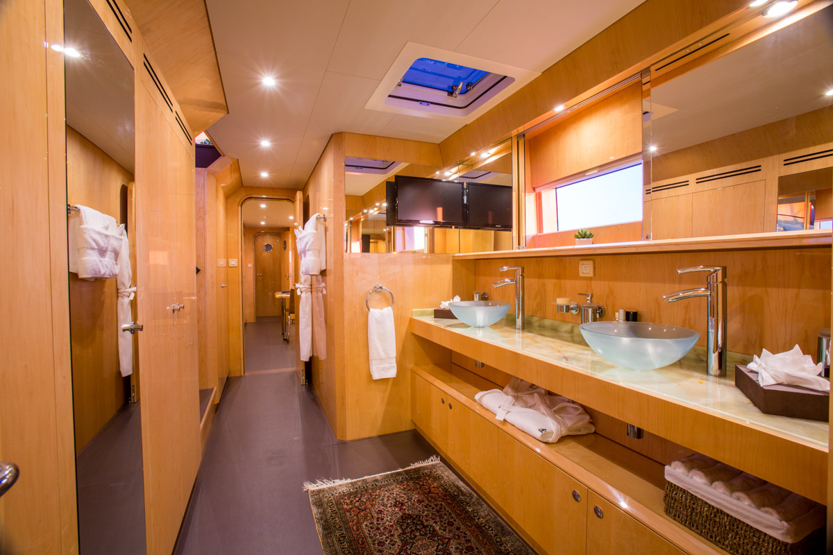 Catamaran WINDQUEST - Master Bathroom