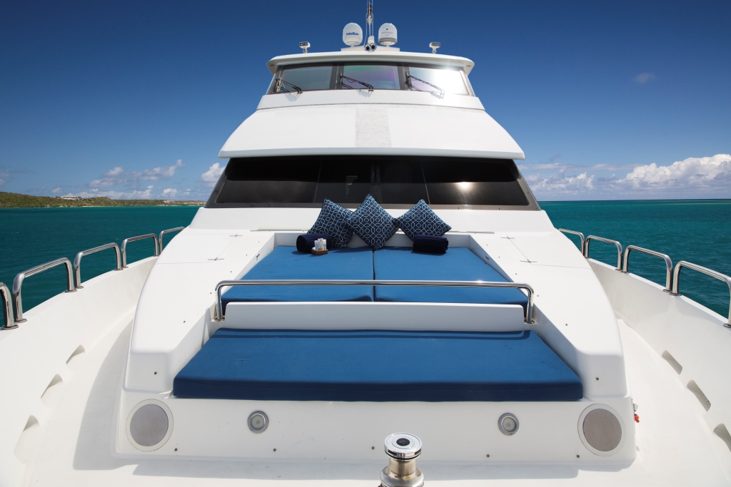 Charter yacht RESTLESS - Fordeck