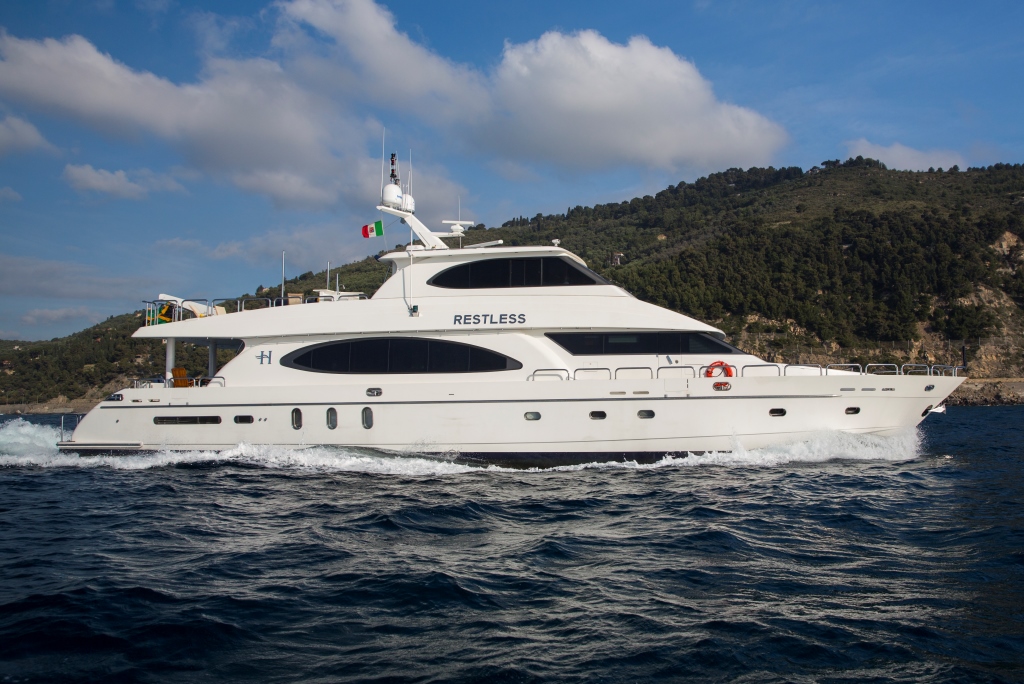 Charter yacht RESTLESS - Main