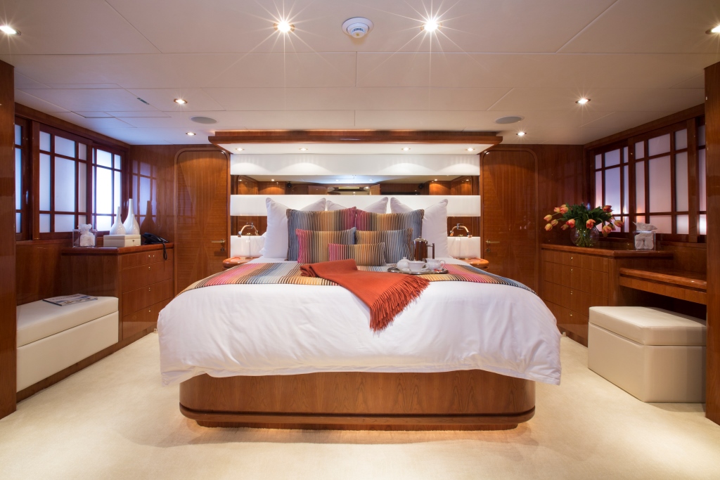 Charter yacht RESTLESS - Master Cabin