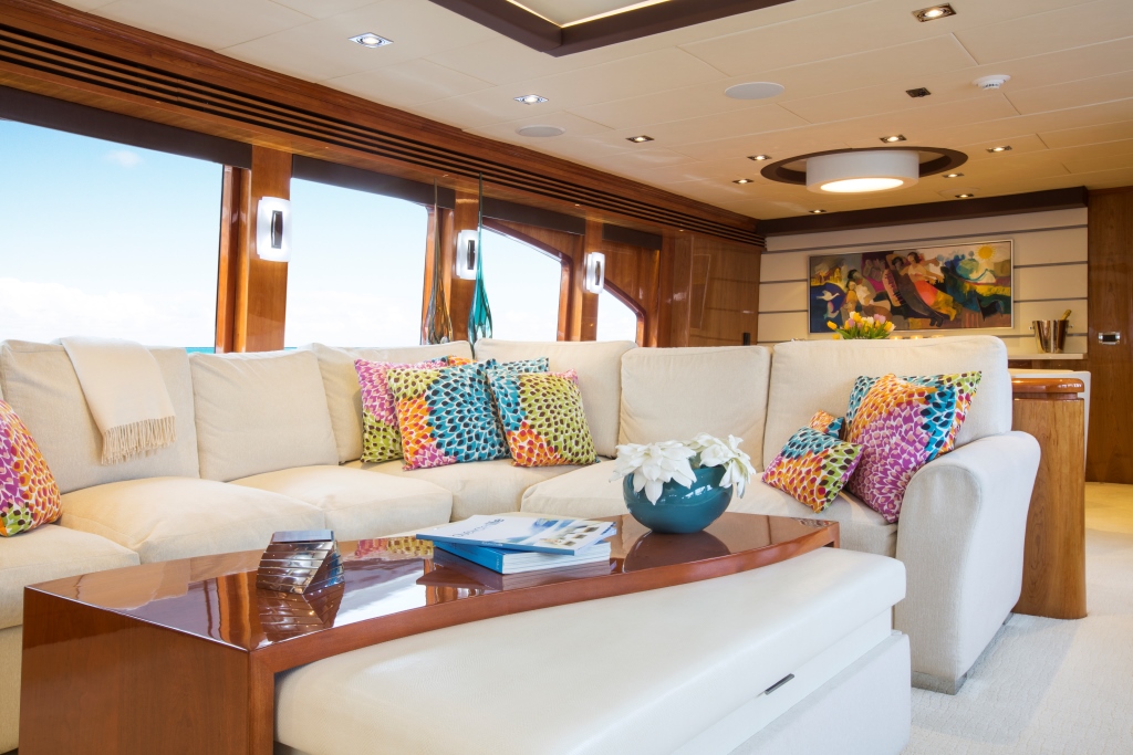 Charter yacht RESTLESS - Salon Seating