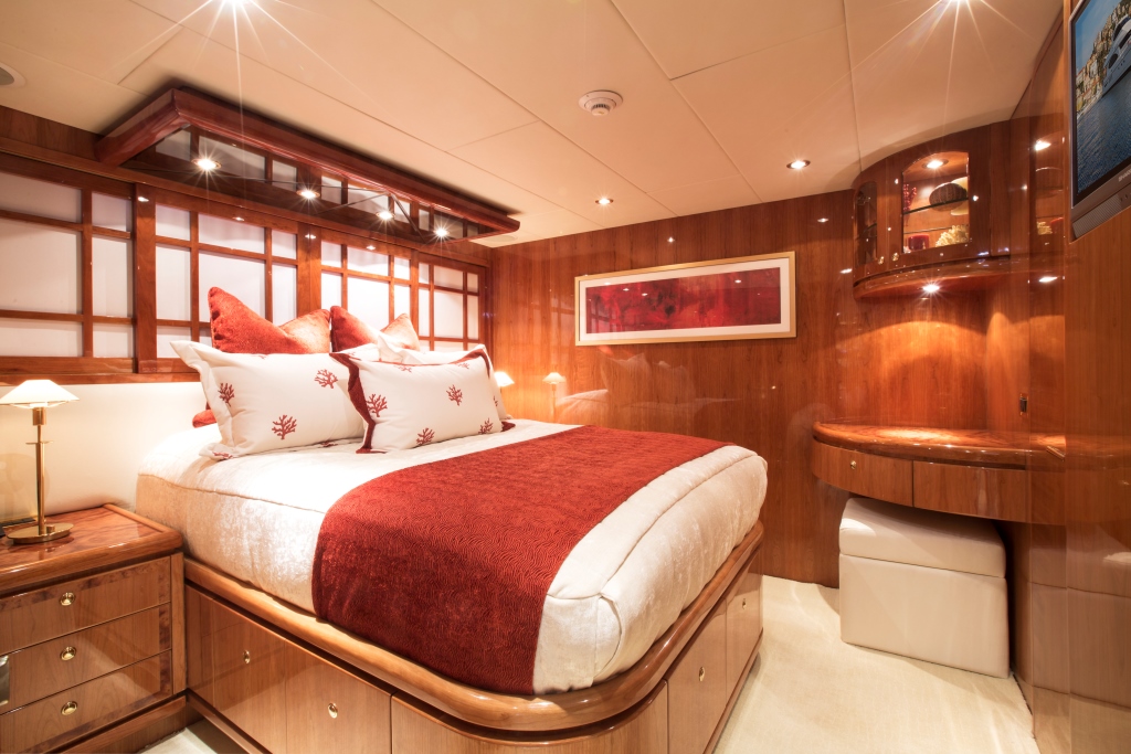 Charter yacht RESTLESS - VIP Cabin
