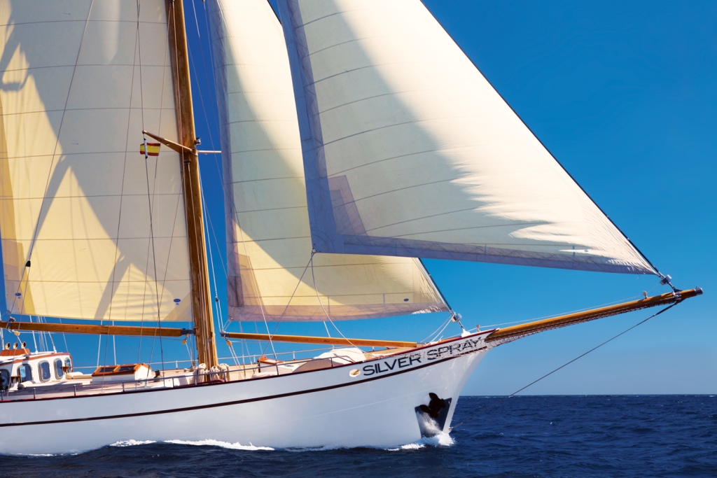 Classic SY SILVER SPRAY - Under sail