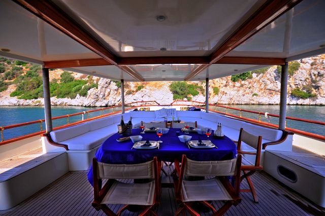 Classic Yacht El Bandido -  Aft Deck Dining