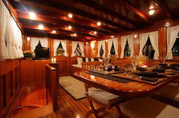 Classic Yacht OVER THE RAINBOW -  Formal DIning area