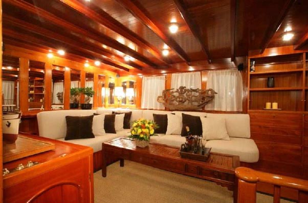 Classic Yacht OVER THE RAINBOW -  Salon Seating