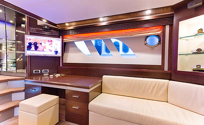 DISCOVERY - Master cabin lounge