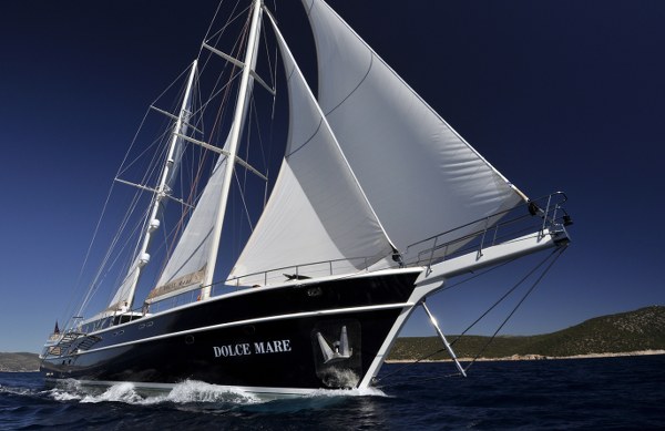 DOLCE MARE Under Sail