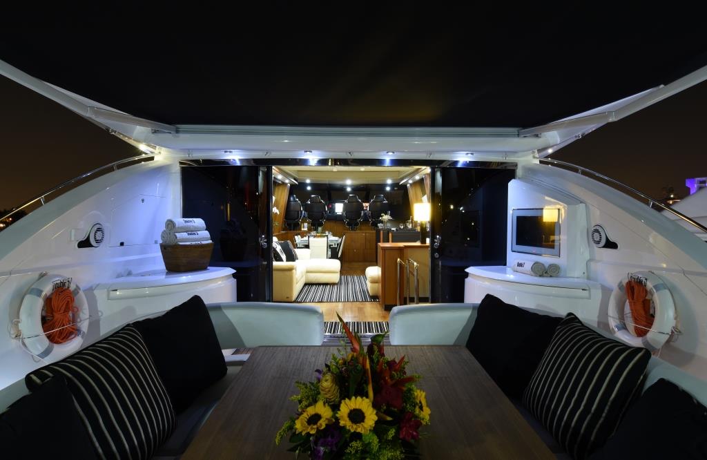 DOUBLE D - Aft deck by night