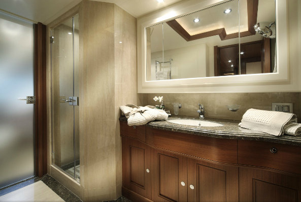 EVIVA Yacht - VIP Bathroom
